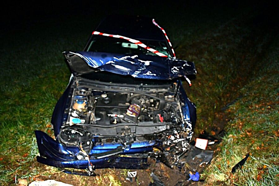 Auto z ogromną siłą uderzyło w betonowy przepust. Kierowca był pijany